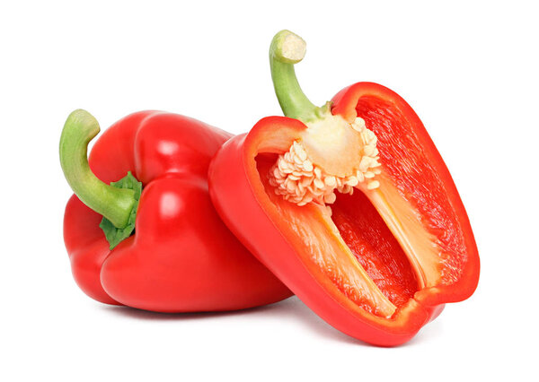 Полтора спелых красных болгарских перца (изолированные
)