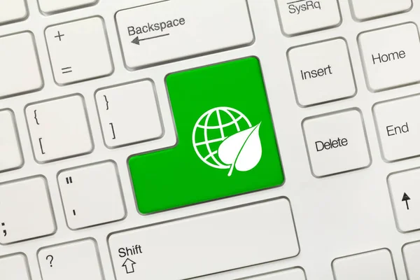 Bílá koncepční klávesnice - zelené tlačítko se symbolem země a list — Stock fotografie