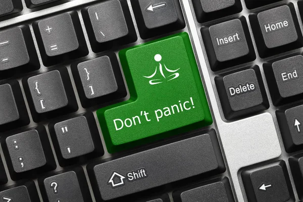 Концептуальная клавиатура - Не паникуйте (зеленая клавиша ) — стоковое фото