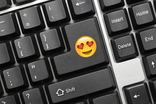 Концептуальная клавиатура - клавиша с глазами сердца Emoji символ — стоковое фото