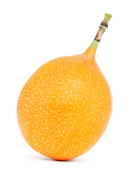 Een hele granadilla (geïsoleerd) — Stockfoto