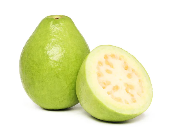 En hel och en halv mogen guava (isolerade) — Stockfoto