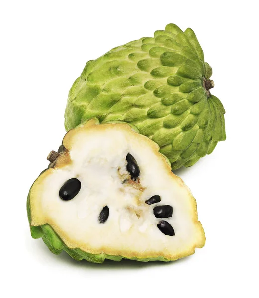 Um inteiro e meio de cherimoya maduro (isolado ) — Fotografia de Stock