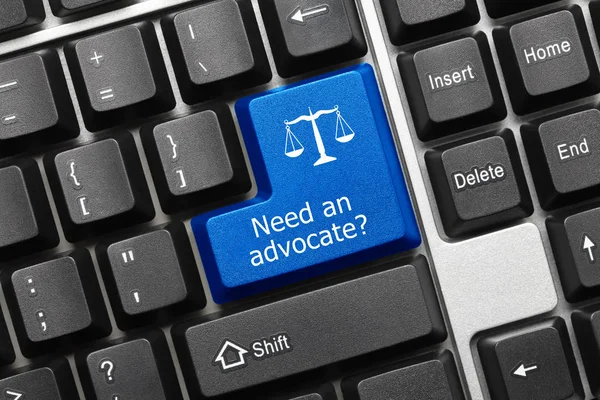 Klawiatura koncepcyjna-potrzebujesz adwokata (niebieski klucz ze skalami sym — Zdjęcie stockowe
