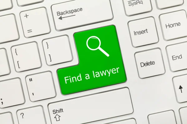 Biała klawiatura koncepcyjna - Znajdź prawnika (zielony klucz) — Zdjęcie stockowe