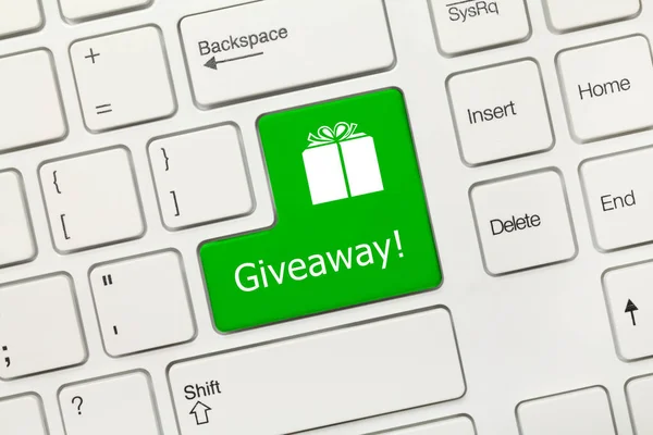 Beyaz kavramsal klavye - hediye (yeşil tuş) — Stok fotoğraf