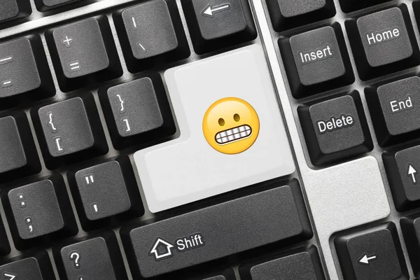 Kavramsal klavye - Grimacing Emoji sembolü ile beyaz tuş — Stok fotoğraf