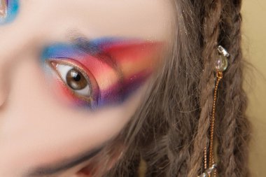 Kadın manken renkli soyut makyaj ve dreadlocks saç modeli ile kapatmak