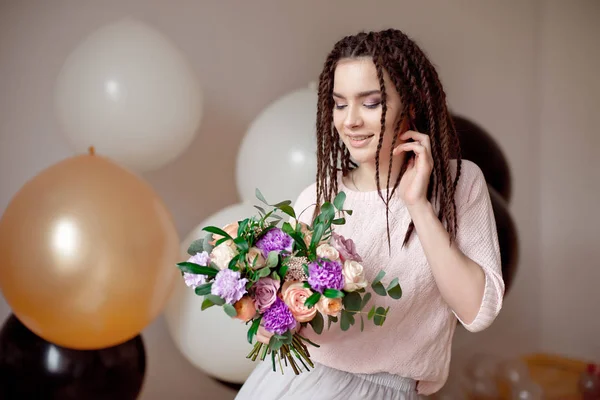 Lächelndes Teenager Mädchen Mit Dreadlocks Frisur Das Drinnen Einen Blumenstrauß — Stockfoto