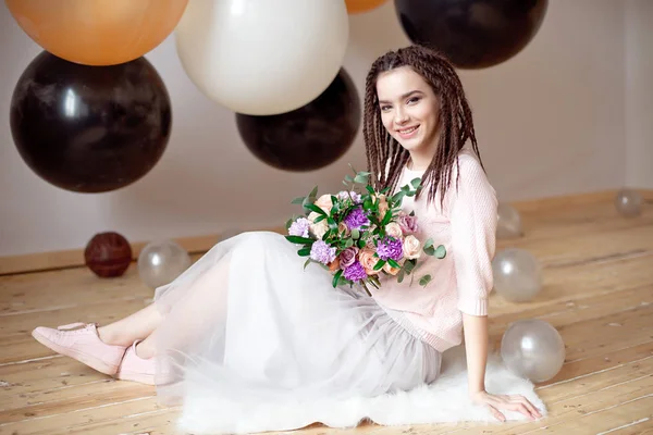 Lächelndes Teenager Mädchen Mit Dreadlocks Frisur Das Drinnen Einen Blumenstrauß — Stockfoto