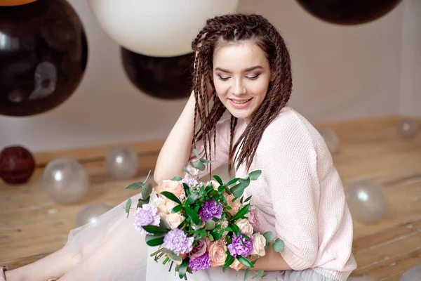 Lächelndes Teenager Mädchen Mit Dreadlocks Frisur Das Drinnen Einen Blumenstrauß — Stockfoto