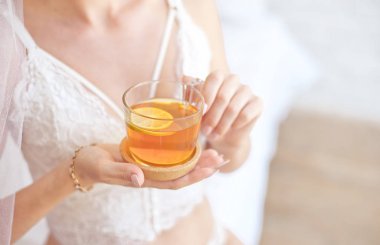 Gelin iç çamaşırı ve peçe sabah çay içme görünümünü kapat