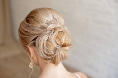 Sarı saçlı kadın saç modeli orta topuz arka görünümü