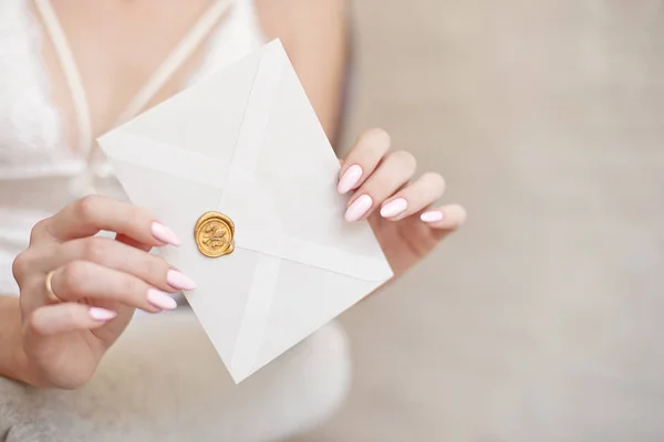 Primer Plano Vista Mujer Con Cuerpo Delgado Celebración Invitación Sobre — Foto de Stock