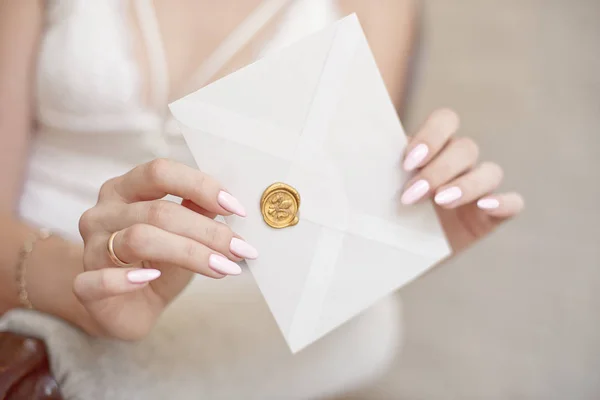 Close View Woman Slim Body Holding Invitation Envelope Card Hands — Stock Photo, Image