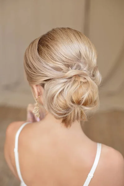 Visão Traseira Penteado Feminino Pão Meio Com Cabelo Loiro — Fotografia de Stock