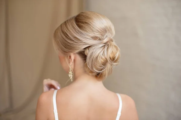 Vue Arrière Coiffure Féminine Pain Aux Cheveux Blonds — Photo