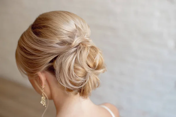 Vue Arrière Coiffure Féminine Pain Aux Cheveux Blonds — Photo