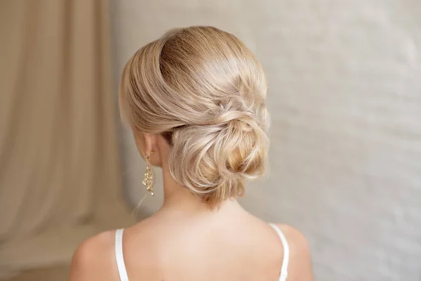 Achteraanzicht Van Middelste Broodje Vrouwelijke Kapsel Met Blond Haar — Stockfoto