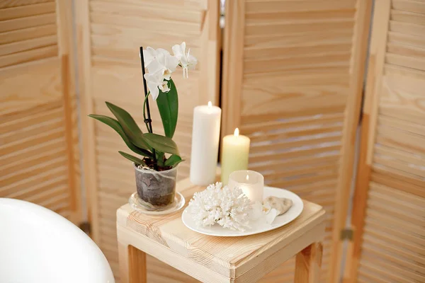 Set Für Wellness Und Badezimmer Behandlungen Brennende Kerzen Und Blumen — Stockfoto