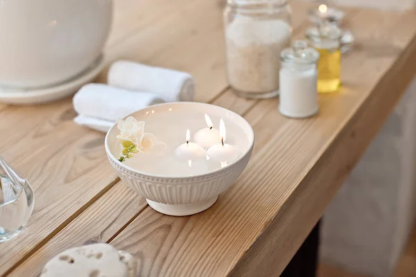 Wellness Set Mit Kerzen Aromabad Und Handtüchern Auf Holztisch — Stockfoto