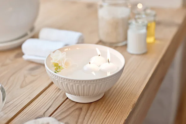 Wellness Set Mit Kerzen Aromabad Und Handtüchern Auf Holztisch — Stockfoto