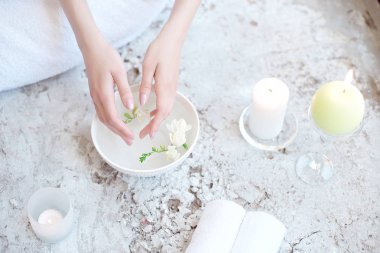 Kadının görünümü Kapat su spa salonda ile beyaz kase eller