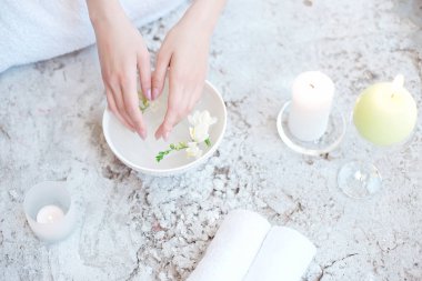 Kadının görünümü Kapat su spa salonda ile beyaz kase eller