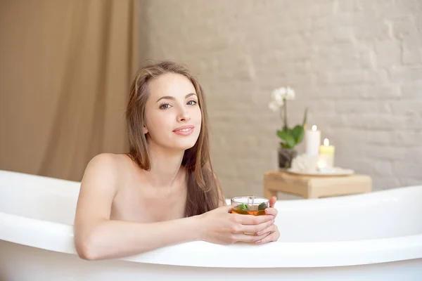 Caucásico Sonriente Mujer Baño Beber Taza —  Fotos de Stock