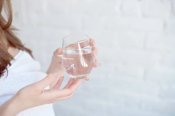 Manos Femeninas Sosteniendo Vaso Agua Transparente —  Fotos de Stock