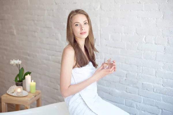 Kaukasische Lachende Vrouw Spa Bedekt Met Witte Handdoek Houden Een — Stockfoto