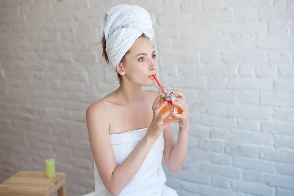 Donna Sorridente Caucasica Dopo Spa Coperta Asciugamano Bianco Bere Bevanda — Foto Stock