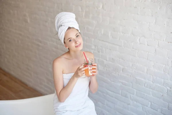 Mujer Caucásica Sonriente Después Del Spa Cubierta Con Toalla Blanca —  Fotos de Stock