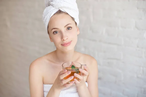 Caucasico Donna Sorridente Dopo Spa Coperto Con Asciugamano Bianco Possesso — Foto Stock