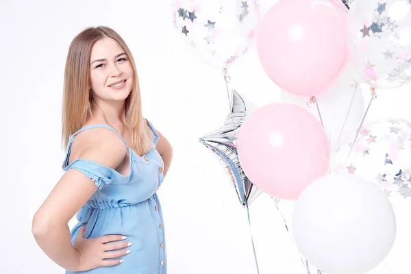 Glücklich Lächelnde Frau Mit Luftballons Posiert Isoliert Auf Weißem Hintergrund — Stockfoto