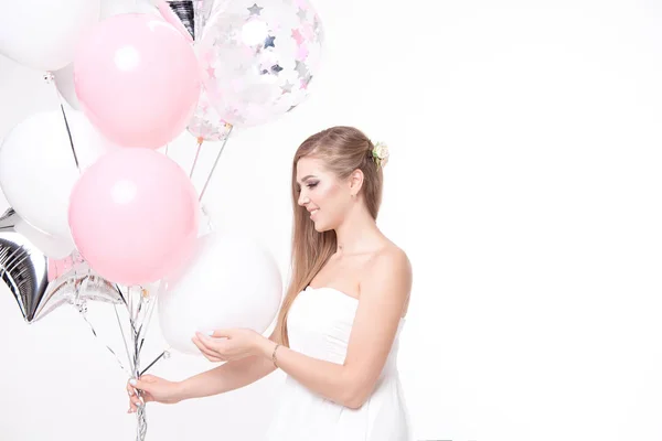 Lächelnde Schöne Frau Die Spaß Mit Luftballons Hat — Stockfoto