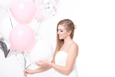muhteşem bir kadın beyaz elbise holding paket balon