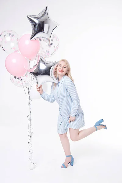 Lächelnde Blonde Frau Blauem Kleid Posiert Mit Luftballons Auf Weißem — Stockfoto