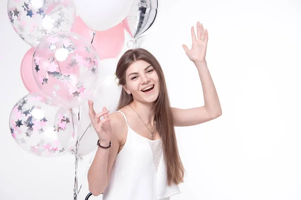 Attraktive Lächelnde Frau Posiert Auf Stuhl Mit Geburtstagsballons Studio — Stockfoto