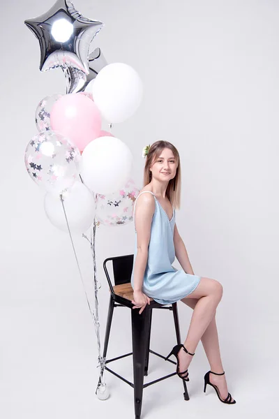 Attraktive Lächelnde Frau Posiert Auf Stuhl Mit Geburtstagsballons Studio — Stockfoto