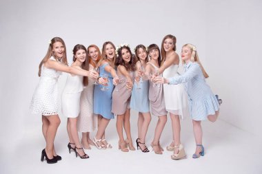 Kutluyor ve bardak şampanya ile kızartma mutlu gülümseyen kadın arkadaş grubu. Bekarlığa veda partisi, gece hayatı, insanlar iyi eğlenceler, tatil kavramı.