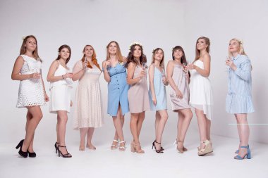 Mutlu kızlar eğleniyor şampanya partisi ile içme. Gece hayatı, bekarlığa veda partisi, tavuk taraf, insanlar kutlama kavramı