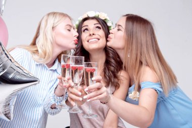 Üç kadın holding Gözlük şampanya ile gülen ve having fun parti