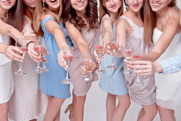 Fröhliche Mädchen, die auf der Party Spaß mit Champagner haben. Konzept des Nachtlebens, Junggesellenabschied, Junggesellenabschied, Polterabend, Menschen feiern — Stockfoto