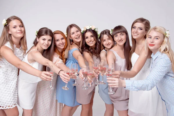 Kutluyor ve bardak şampanya ile kızartma mutlu gülümseyen kadın arkadaş grubu.