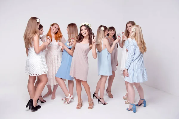 Gruppe fröhlich lächelnder Freundinnen feiert und stößt mit Champagnergläsern an. — Stockfoto