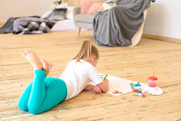 Scuola Materna Bella Ragazza Sdraiata Sul Pavimento Pittura Grande Carta — Foto Stock