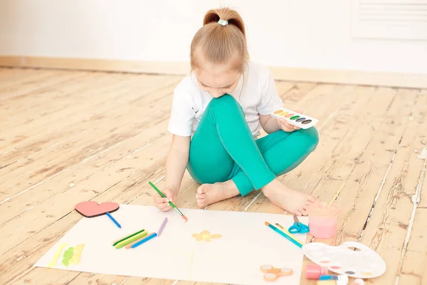 Adorabile Ragazza Pittura Grande Carta Bianca Mentre Seduto Sul Pavimento — Foto Stock