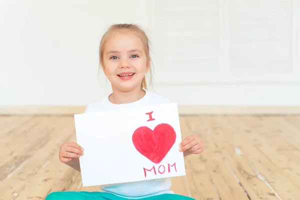 Bambina Che Tiene Biglietto Auguri Mamma Giorno Della Mamma Con — Foto Stock