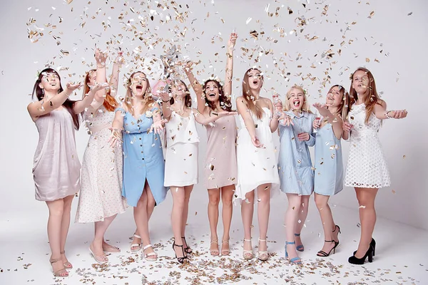 Meninas felizes se divertindo bebendo com champanhe na festa. Conceito de vida noturna, festa de despedida de solteira, festa de galinha, celebrando as pessoas — Fotografia de Stock